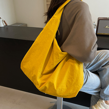 Laden Sie das Bild in den Galerie-Viewer, Drapierte Tragetasche in Unifarbe mit Struktur