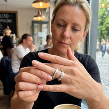 Laden Sie das Bild in den Galerie-Viewer, Drehbarer Einreihiger Diamant-Spinner-Ring