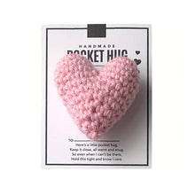 Laden Sie das Bild in den Galerie-Viewer, Pocket Hug, gehäkeltes Herz, kleines Geschenk