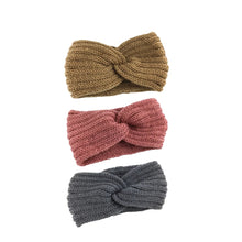 Laden Sie das Bild in den Galerie-Viewer, Handgestricktes warmes Stirnband aus Garn
