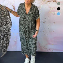 Laden Sie das Bild in den Galerie-Viewer, Kurzarmkleid mit V-Ausschnitt und Leopardenmuster