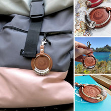 Laden Sie das Bild in den Galerie-Viewer, Schlüsselanhänger mit Geschichte der Reisenden