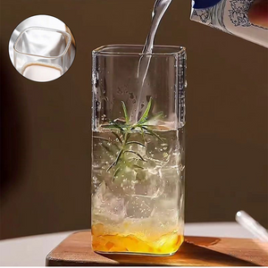 Stilvoller quadratischer Trinkbecher aus Glas mit Deckel und Strohhalm