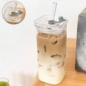 Stilvoller quadratischer Trinkbecher aus Glas mit Deckel und Strohhalm