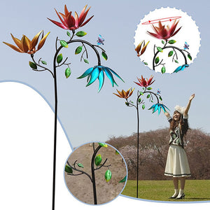 Wunderschöner Windspiel mit mehrfarbigen Sommerblumen
