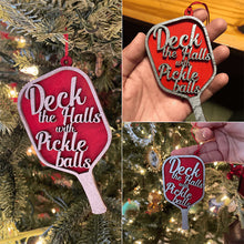 Laden Sie das Bild in den Galerie-Viewer, Weihnachtsanhänger mit Pickle-Ball-Dekoration aus Holz