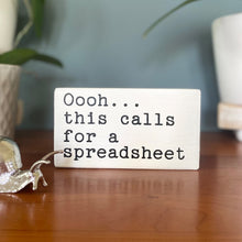 Laden Sie das Bild in den Galerie-Viewer, Englische Holztafel Ornament