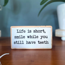 Laden Sie das Bild in den Galerie-Viewer, Englische Holztafel Ornament