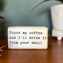 Laden Sie das Bild in den Galerie-Viewer, Englische Holztafel Ornament