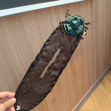 Laden Sie das Bild in den Galerie-Viewer, Handbesticktes Blumenbrötchen