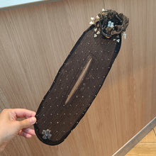 Laden Sie das Bild in den Galerie-Viewer, Handbesticktes Blumenbrötchen