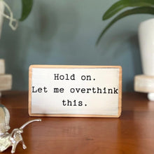 Laden Sie das Bild in den Galerie-Viewer, Englische Holztafel Ornament