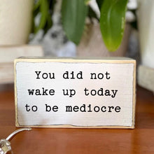 Laden Sie das Bild in den Galerie-Viewer, Englische Holztafel Ornament