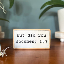 Laden Sie das Bild in den Galerie-Viewer, Englische Holztafel Ornament