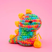 Laden Sie das Bild in den Galerie-Viewer, Bunte gehäkelte Dinosaurier