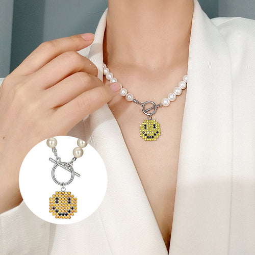 Einfache vielseitige Smiley-Perlenkette