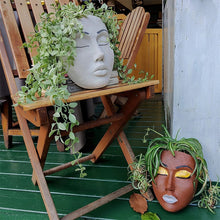 Laden Sie das Bild in den Galerie-Viewer, Wandmontierter Gesichtsblumentopf aus Kunstharz