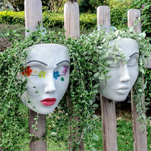 Laden Sie das Bild in den Galerie-Viewer, Wandmontierter Gesichtsblumentopf aus Kunstharz