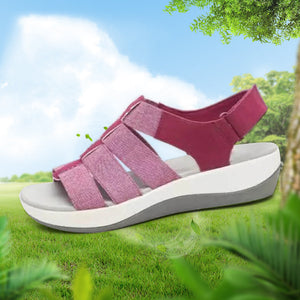 Leichte Plateausandalen mit Keilabsatz