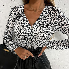 Laden Sie das Bild in den Galerie-Viewer, Hemd mit Leopardenmuster und V-Ausschnitt