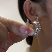 Laden Sie das Bild in den Galerie-Viewer, Modische Runde Strassohrringe