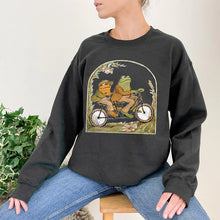 Laden Sie das Bild in den Galerie-Viewer, Sweatshirt mit Rundhalsausschnitt und Froschdruck