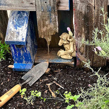 Laden Sie das Bild in den Galerie-Viewer, Kreative lustige Kobold-Ornamente aus Harz