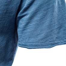 Laden Sie das Bild in den Galerie-Viewer, Einfarbiges T-Shirt aus Slub-Baumwolle mit V-Ausschnitt