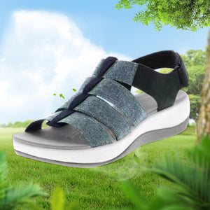 Leichte Plateausandalen mit Keilabsatz