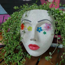 Laden Sie das Bild in den Galerie-Viewer, Wandmontierter Gesichtsblumentopf aus Kunstharz