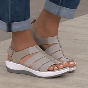 Leichte Plateausandalen mit Keilabsatz