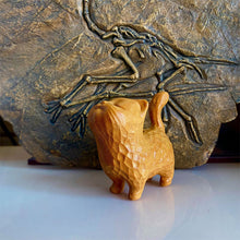 Laden Sie das Bild in den Galerie-Viewer, Kleine süße Holzkatze