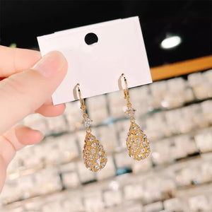 Modische Ohrringe mit Diamanten