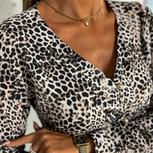 Laden Sie das Bild in den Galerie-Viewer, Hemd mit Leopardenmuster und V-Ausschnitt