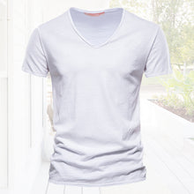 Laden Sie das Bild in den Galerie-Viewer, Einfarbiges T-Shirt aus Slub-Baumwolle mit V-Ausschnitt