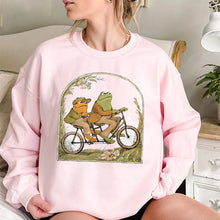 Laden Sie das Bild in den Galerie-Viewer, Sweatshirt mit Rundhalsausschnitt und Froschdruck