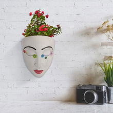 Laden Sie das Bild in den Galerie-Viewer, Wandmontierter Gesichtsblumentopf aus Kunstharz