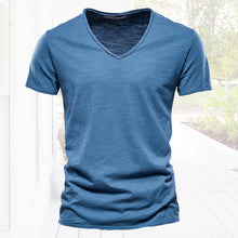 Laden Sie das Bild in den Galerie-Viewer, Einfarbiges T-Shirt aus Slub-Baumwolle mit V-Ausschnitt