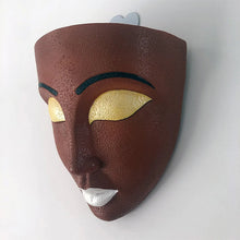 Laden Sie das Bild in den Galerie-Viewer, Wandmontierter Gesichtsblumentopf aus Kunstharz