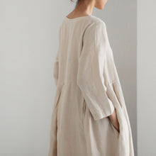 Laden Sie das Bild in den Galerie-Viewer, Einfarbiges Kleid mit Rundhalsausschnitt aus Baumwolle und Leinen