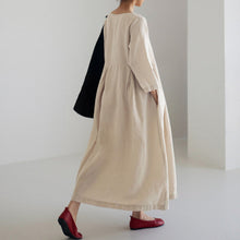 Laden Sie das Bild in den Galerie-Viewer, Einfarbiges Kleid mit Rundhalsausschnitt aus Baumwolle und Leinen