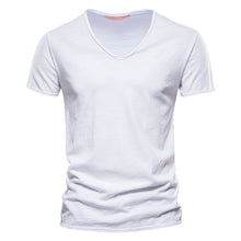 Laden Sie das Bild in den Galerie-Viewer, Einfarbiges T-Shirt aus Slub-Baumwolle mit V-Ausschnitt