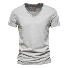 Laden Sie das Bild in den Galerie-Viewer, Einfarbiges T-Shirt aus Slub-Baumwolle mit V-Ausschnitt