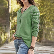 Laden Sie das Bild in den Galerie-Viewer, Einfarbiges T-Shirt mit Blumenmuster