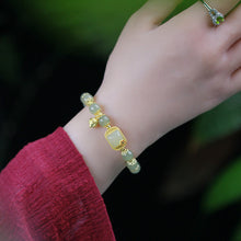 Laden Sie das Bild in den Galerie-Viewer, Hotan Jade Perlenarmband