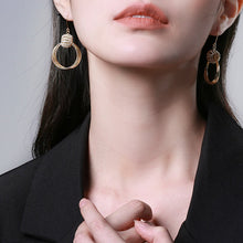 Laden Sie das Bild in den Galerie-Viewer, Geometrische geschichtete Diamantohrringe