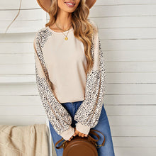 Laden Sie das Bild in den Galerie-Viewer, Langärmliges T-Shirt mit Rundhalsausschnitt und Leopardenmuster