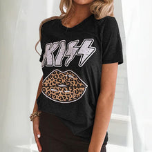 Laden Sie das Bild in den Galerie-Viewer, Rundhals-T-Shirt Mit Leoparden-Lippendruck
