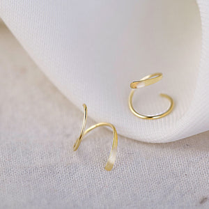 Spiralförmiger Ohrring mit Drehung