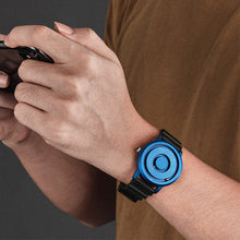 Laden Sie das Bild in den Galerie-Viewer, Innovative Quarzuhr mit Stahlkugel